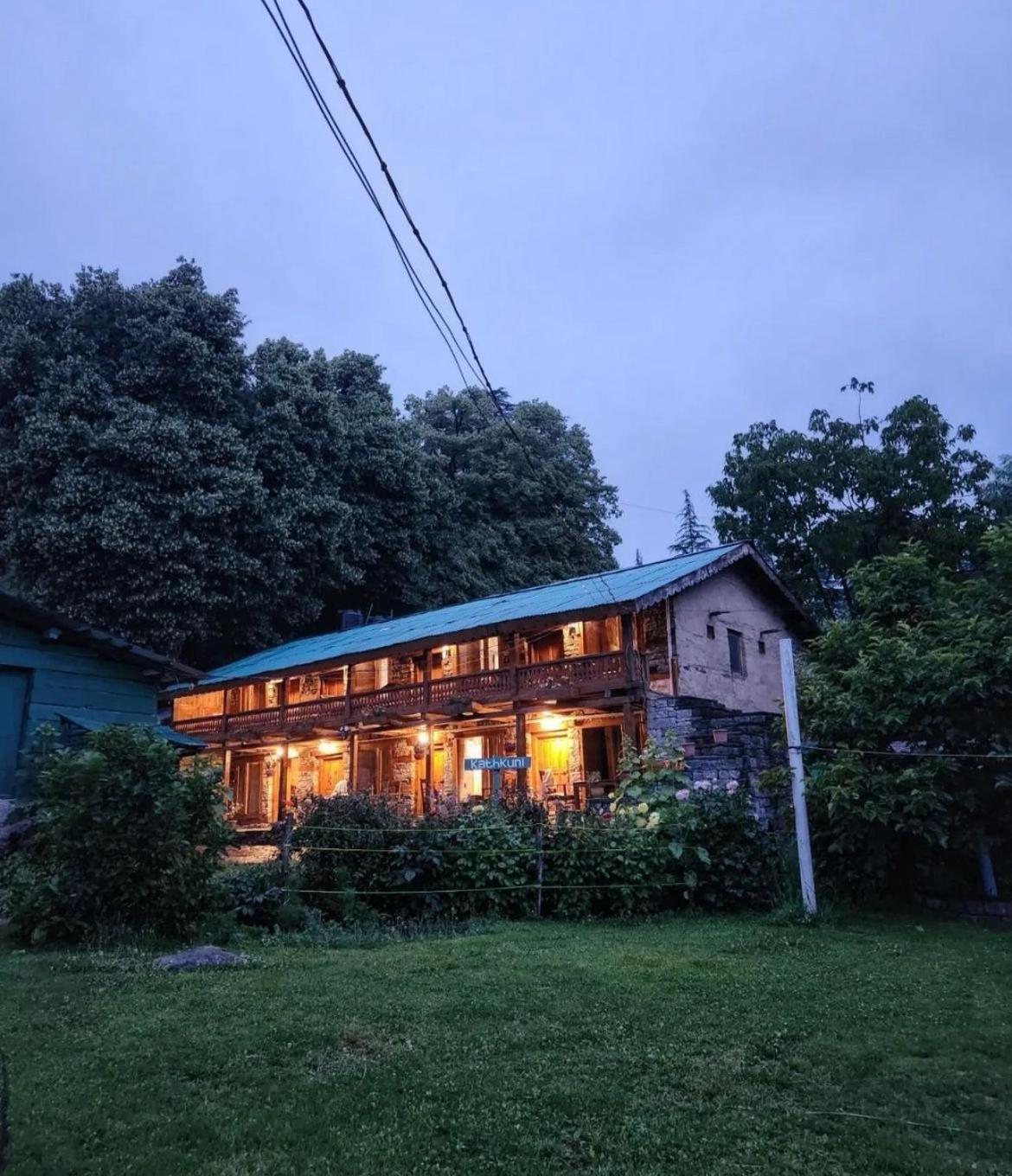 Mudhouse Old Manali Bed & Breakfast Bagian luar foto